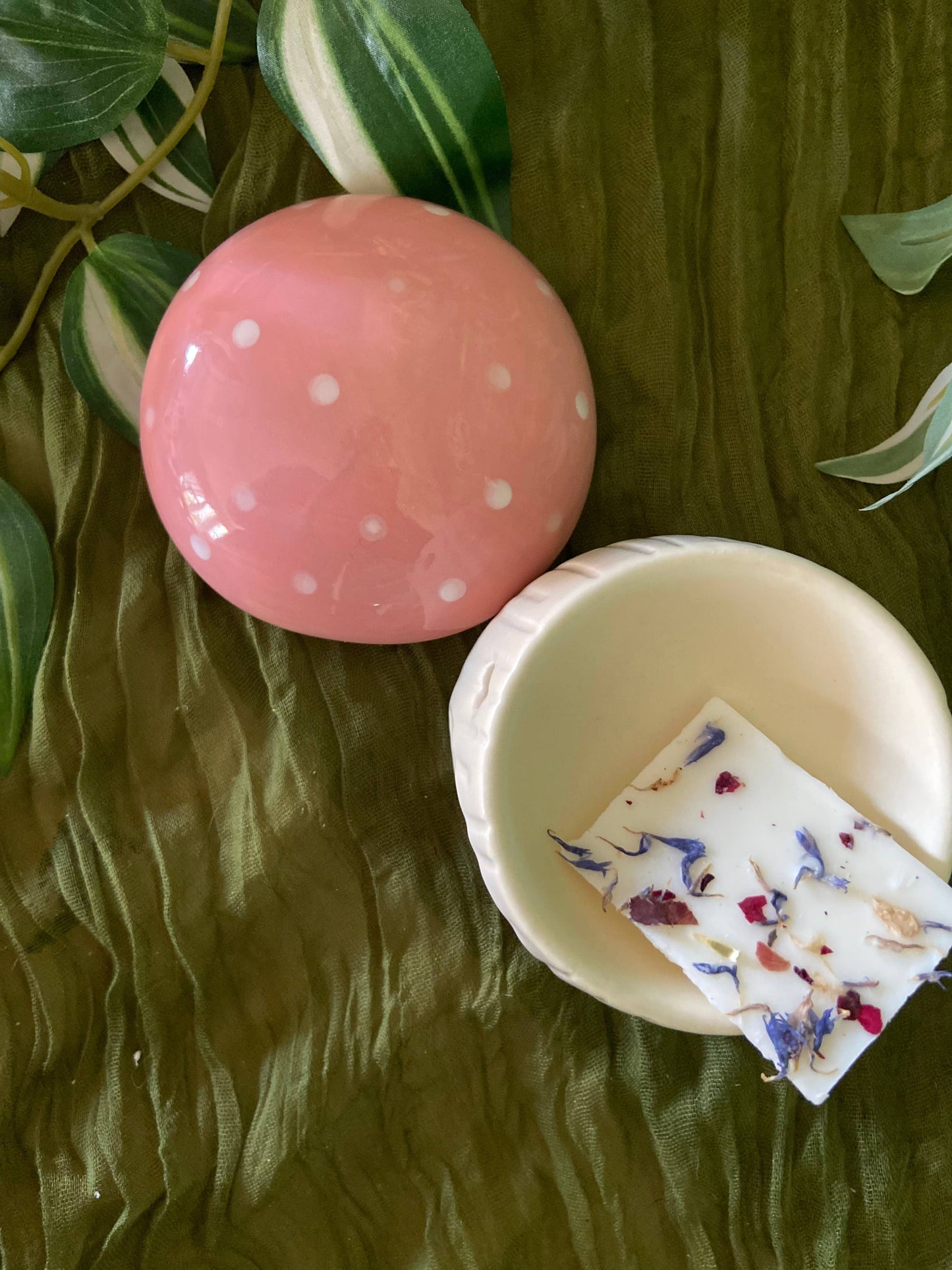 Lilium Blanc - White Musk scented fondant, Soy Wax and petals